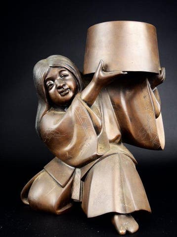 Japanse bronzen figuur van een kind dat een ton draagt –