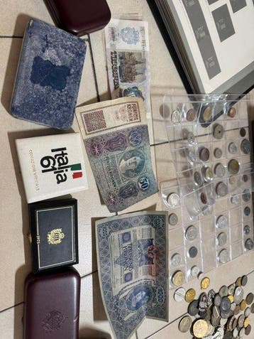 Wereld. Collection of coins and banknotes and more (Zonder