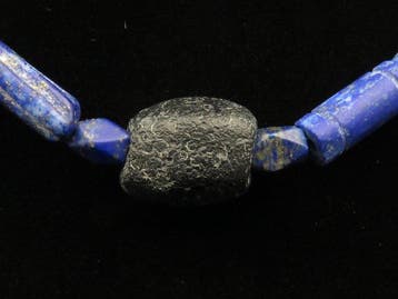 Oud-Bactriaans Ketting gemaakt van lapis lazuli en stenen