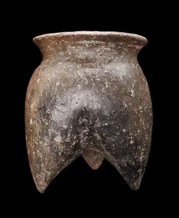 Oud-Chinees Drievoetige neolithische urn uit China -