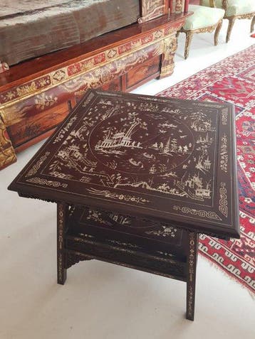 Een Qing-Chinese tafel met beeninleg, uit de 19e eeuw, twee
