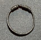 Viking periode Brons Elegante en stevige Knot bezelring of