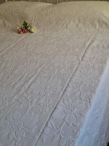 Prachtige witte bedsprei uit de uitzet, met een fijn