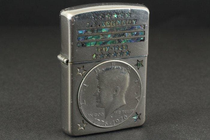 Zippo - J.F. Kennedy - Zakaansteker - metaal, Collections, Articles de fumeurs, Briquets & Boîtes d'allumettes