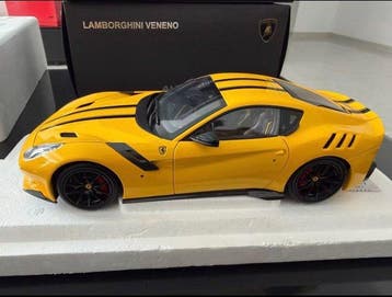 BBR 1:18 - Modelauto - Ferrari f12tdf yellow with hood