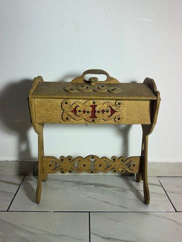 Naaidoos - Werktafel in Art Populaire-stijl, vervaardigd uit