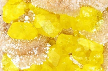 Magnifique soufre natif jaune canari sur calcite de Sicile -