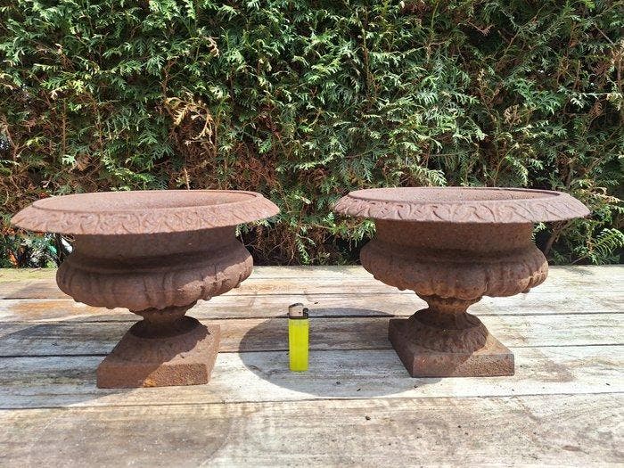 Vaas (2) - gietijzer - Set zware tuin potten, Antiquités & Art, Curiosités & Brocante