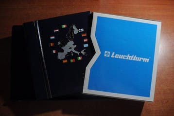 Accessoires. Doos vol met 5 NIEUWE albums voor Euro-munten, Postzegels en Munten