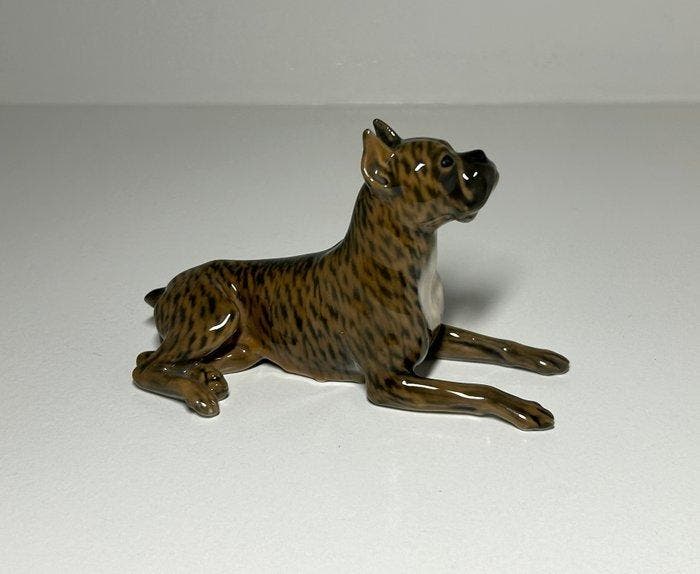 Royal Copenhagen - Beeldje - Lying Boxer Dog #3635 Designed, Antiquités & Art, Antiquités | Verre & Cristal