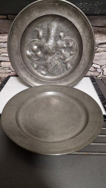 Two antique decorative pewter platters (chargers) - Bord (2)