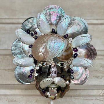 Figuur - Figure tête composée de coquillages irisés montés