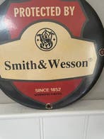 Emaille reclamebord – Smith & Wesson – “Protected by” – rond