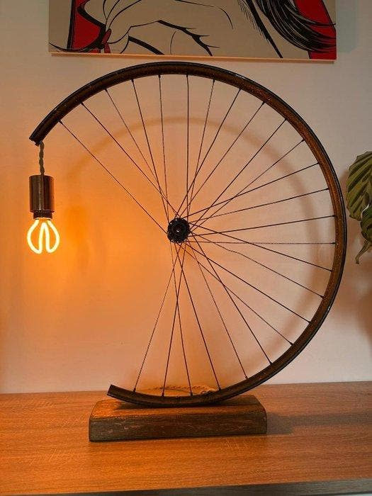 Lampe de bureau - Métal, Bois, Fer - Lampe à roue de vélo, Antiquités & Art, Curiosités & Brocante