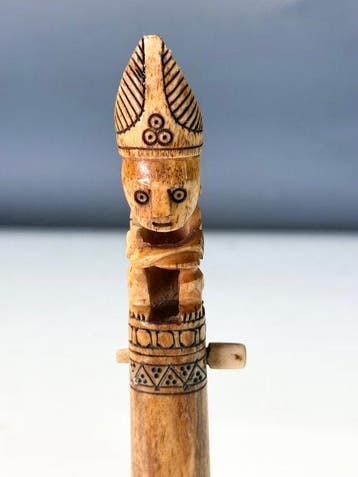 Uit Sumba komt deze traditionele stammedicijncontainer. -