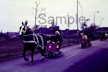 Vintage dia: optocht met paard en wagen in Nederland, jaren, Verzenden