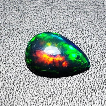 Zwarte opaal cabochon, multikleur – 2,10 ct (0,42 g) – AAA