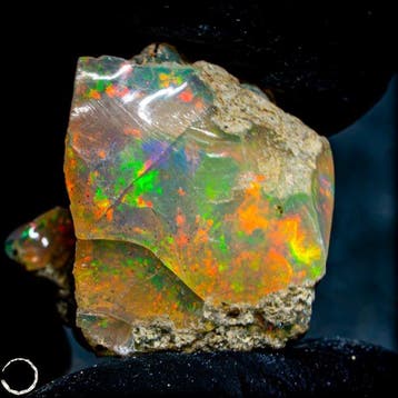 Welo-Opal – uitzonderlijk natuurstuk met intens roodgroen