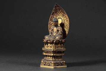 Lacquered Wood Shaka Nyorai (Shakyamuni Buddha) with Halo