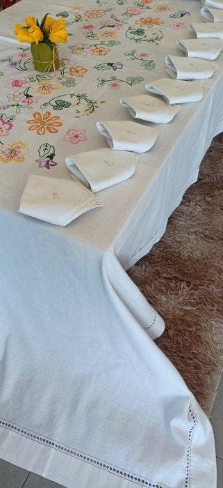 Liefdevolle voorjaarshanddoek, met bloemmotieven die met de, Antiquités & Art, Tapis & Textile