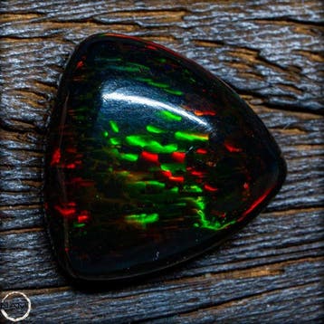 Edelster Black Opal in fel regenboogkleuren – Een vuurwerk