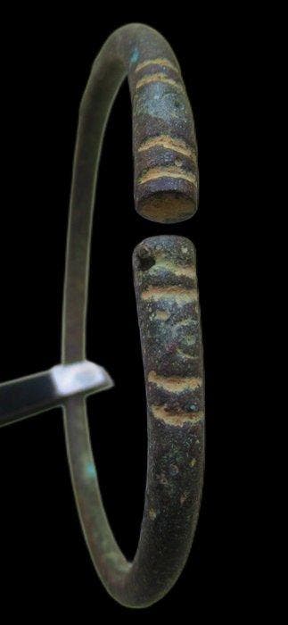 Époque Viking Bracelet en bronze antique à extrémités en