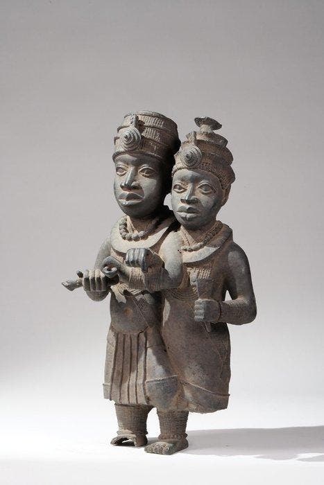 Een bronzen beeld. - Benin - Nigeria, Antiek en Kunst, Kunst | Niet-Westerse kunst