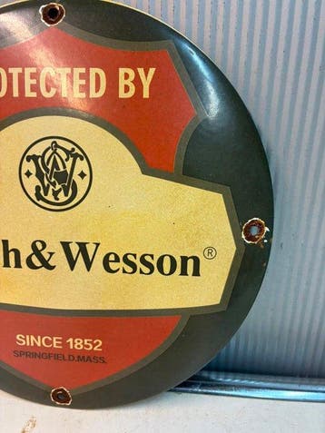 Smith & Wesson – Rond Emaille Reclamebord – Protected By -