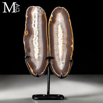 Snede van een bandagaatgeode met kristallen. Expositie van