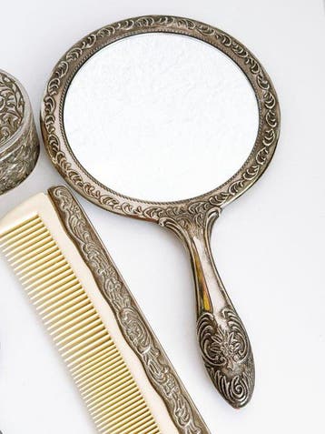 Ensemble coiffeuse (4) - Miroir, peigne, brosse et boîte à