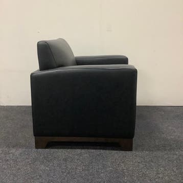 design fauteuil zwart leder met houten onderstel, Huis en Inrichting, Stoelen, Gebruikt, Zwart, Eén