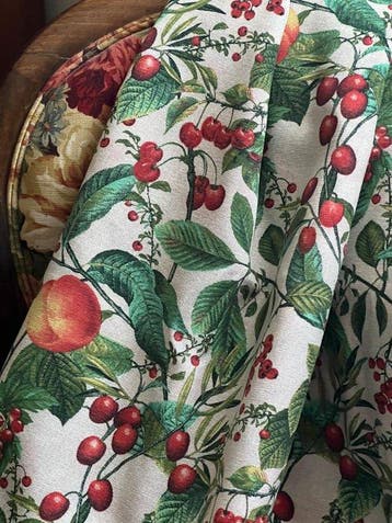 Vijf meter dubbele breedte, stof met bosvruchtenprint,