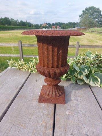 Decoratief ornament - Europa - heavy metal garden vase on