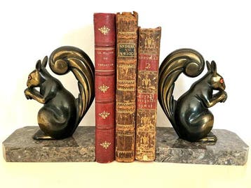 Art Deco boekensteunen , Eekhoorns met hazelnootjes -