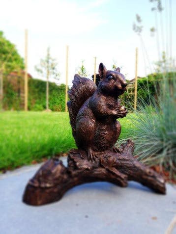Beeldje - A lifelike squirrel - Brons