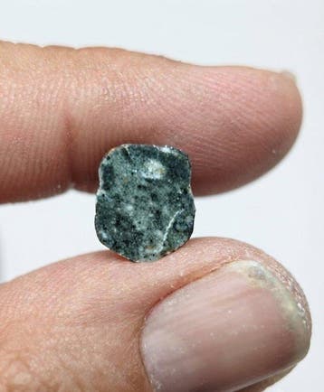 Pendentif et cadre exposant de météorite lunaire