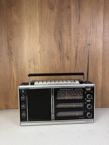 Grundig - Satellit 2100 Portable World Band Multiband Radio