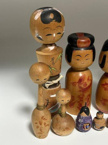 Vintage Japanse Kokeshi Collectie – 12 Houten Poppen –