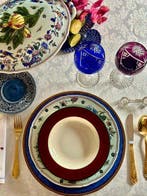 Wit damast-tafelkleed voor brede tafels, met bloemmotief. -