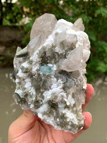 aquamarijn Kristalpunt- 610 g - (1), Verzamelen, Mineralen en Fossielen