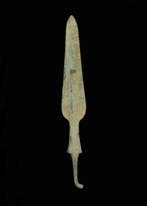 Âge du bronze Bronze Pointe de lance avec tang en queue de