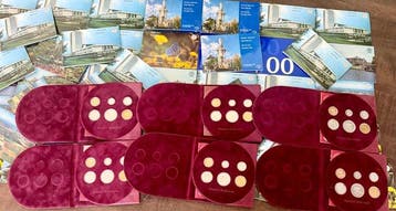 Nederland. Beatrix. Lot of 56 FDC and Proof Sets (Zonder, Postzegels en Munten