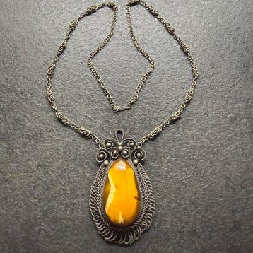 Oude hanger met natuurlijk Baltisch amber en halsketting,