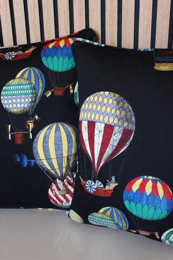 Met vintage stof mongolfieres van Fornasetti - Kussen