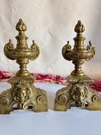 Vuurbok (2) - Louis XVI-stijl bronzen haardijzers met, Antiek en Kunst