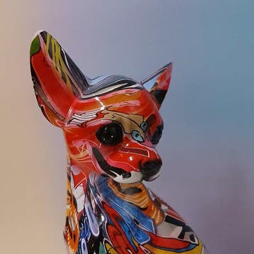 Beeldje - Chihuahua avec un décor pop art - Hars