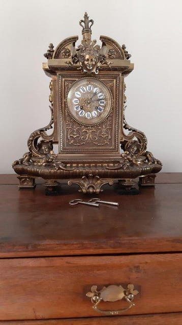 Pendule de cheminée - - Bronze doré - 1850-1900