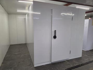 Vriescel 240 x 360 x 240 cm stekker klaar Licht beschadigd, Gebruikt, Koelen en Vriezen