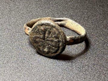 Médiéval, époque des Croisés Bronze Bague symbolique avec