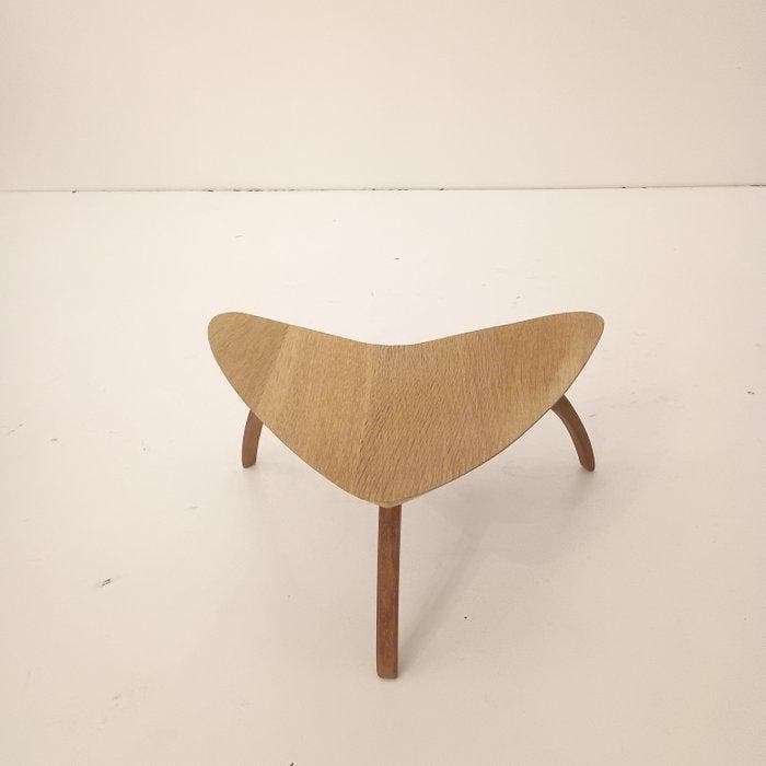 Kris Devillé - Table dappoint - Delta - chêne français,, Antiquités & Art, Art | Objets design